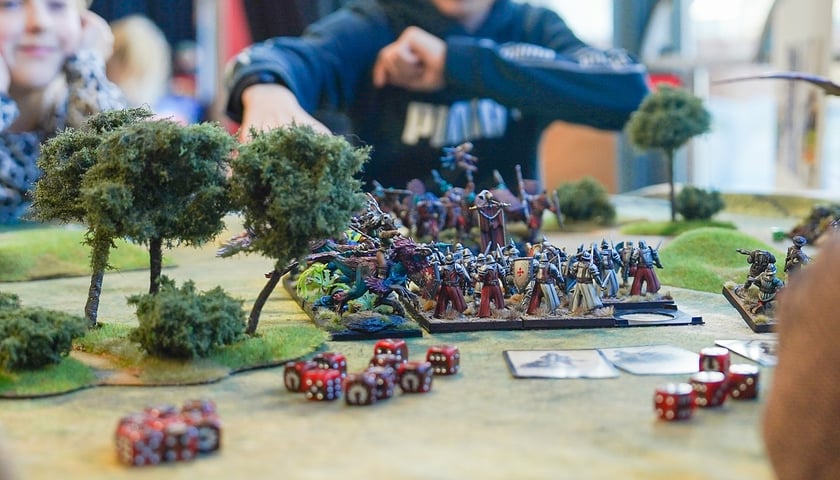 29. Wrocławski Festiwal Gier Planszowych Gratislavia, 16.11.2025. Na zdjęciu makieta z figurkami i kostki sześcienne.