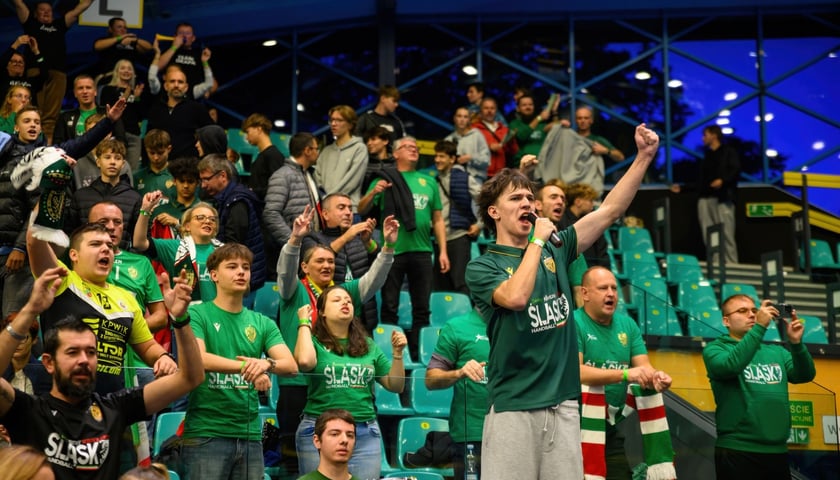 Kibice Śląska dopingujący piłkarzy ręcznych w  hali Orbita