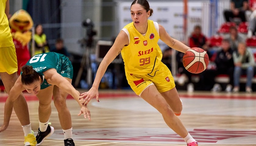 Aleksandra Mielnicka z piłką, w żółtym stroju podczas meczu Ślęzy we Wrocławiu