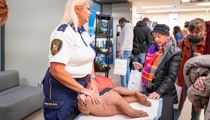 Na stoisku Straży Miejskiej Wrocławia, funkcjonariuszki szkoliły jak przeprowadzić resuscytację u psa