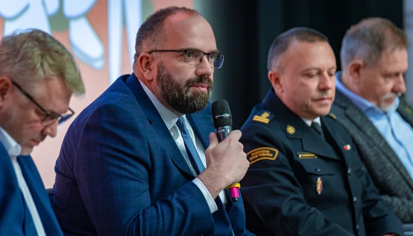 <p>Bezpieczństwa Dolnoślązak&oacute;w pilnuje wiele os&oacute;b i całą dobę - m&oacute;wił Sebastian Jezierski</p>