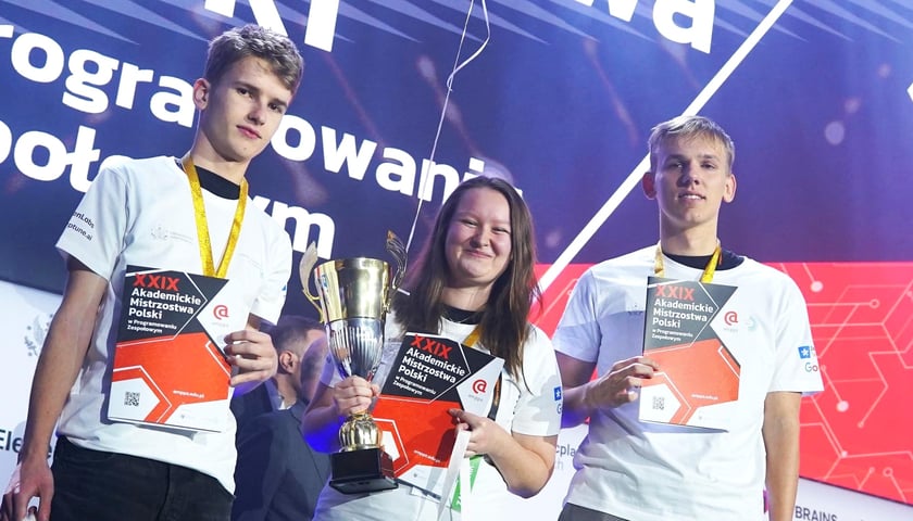 Drużyna Uniwersytetu Wrocławskiego. Od lewej Antoni Buraczewski, Paulina Żeleźnik i Rafał Mańczyk.