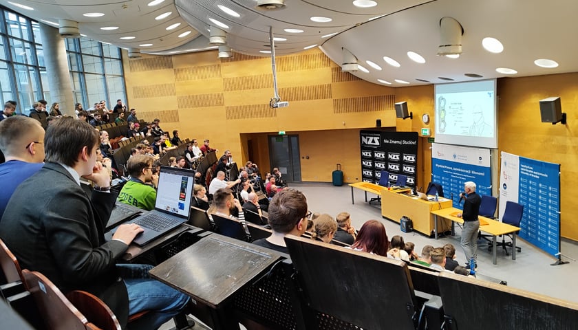 Zdjęcie z poprzedniej edycji Drogowskazów Kariery. Wykład Jacka Magiery