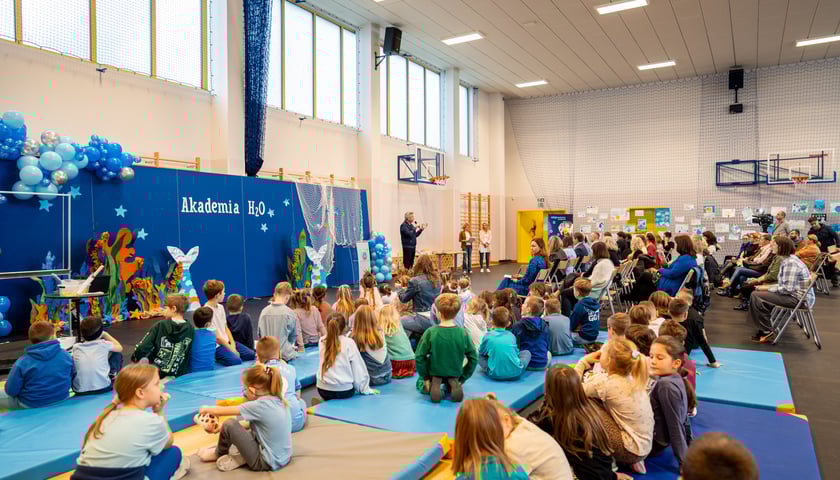 Uczniowie ZSP nr 5 we Wrocławiu podczas inauguracji 4. edycji „Akademii H2O”