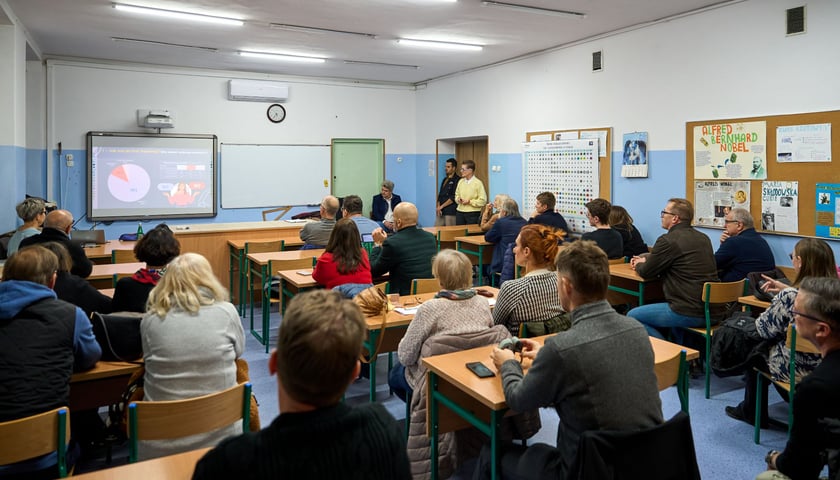 Spotkanie informacyjne podczas którego Monika Kozłowska-Święconek, dyrektorka Wydziału Mobilności Miejskiej UMW, przedstawiała wynik konsultacji oraz decyzje, które zostały podjęte w sprawie tramwaju przez Klecinę i rozbudowy dróg