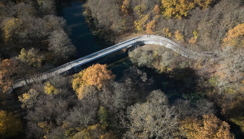 Widok na nową kładkę nad Widawą z lotu ptaka