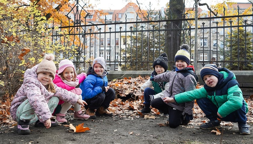 Przedszkolaki pokazujące domek dla jeży
