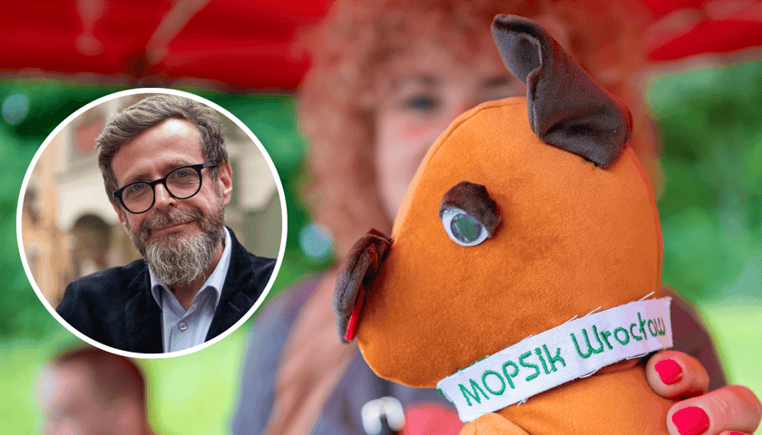 W tle pracownica Miejskiego Ośrodka Pomocy Społecznej we Wrocławiu, trzymająca w wyciągniętej ręce maskotkę tej instytucji, w kółku Andrzej Mańkowski, dyrektor Miejskiego Ośrodka Pomocy Społecznej we Wrocławiu