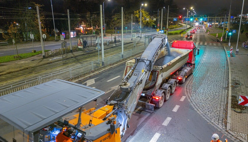 Nocne prace drogowe na Ślężnej, widać maszyny budowlane i robotników