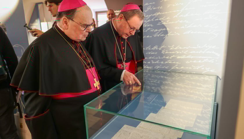 Biskupi Georg Bätzing i Bertram Meier, przedstawiciele Episkopatu Niemiec, przy oryginale Listu biskupów polskich do biskupów niemieckich na wystawie  "Pojednanie dla Europy" w Muzeum Archidiecezjalnym