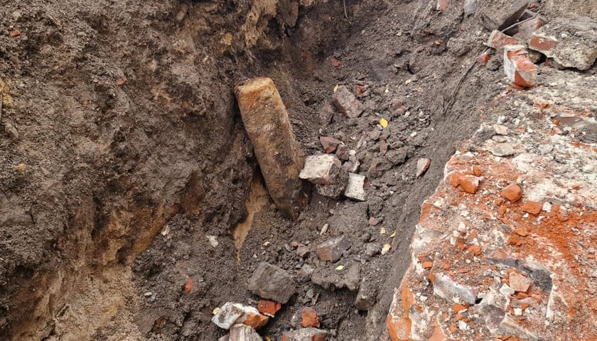 Niewybuch na swobodnej - pocisk w dziurze, w ziemi