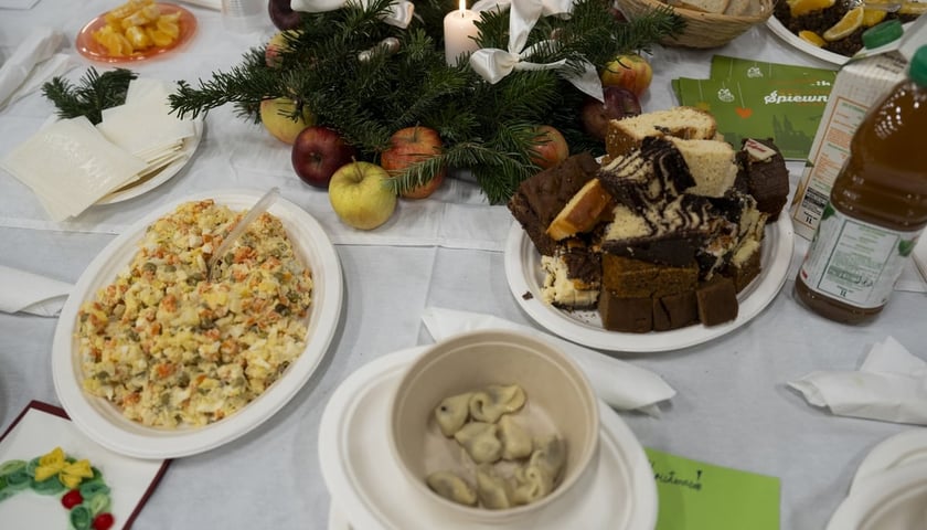 Potrawy wigilijne na udekorowanym stole. Zdjęcie archiwalne, wykonane podczas Wigilii Pełnej Ciepław w Czasoprzestrzeni w 2024 roku.&nbsp;