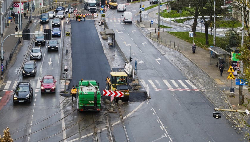W poniedziałek 24 listopada wykonawca kładł masę bitumiczną w miejscu torowiska. Tak powstaje tymczasowa jezdnia, którą wkrótce będą jeździć kierowcy 
