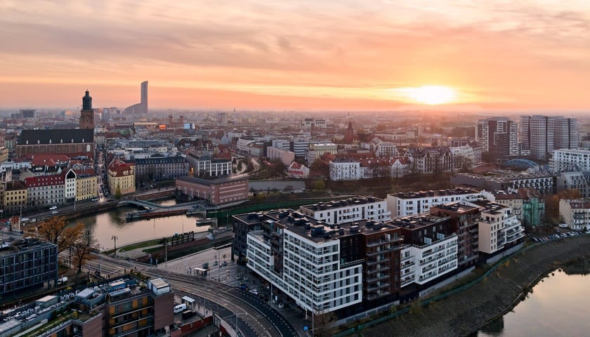 Wrocław o zachodzie słońca, widok z drona. Zdjęcie ilustracyjne.