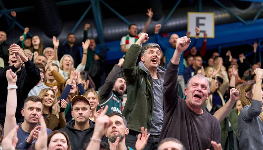 Gruba kibiców na trybunie Orbity podczas meczu Śląska z drużyną z Turcji, 18 listopada 2025