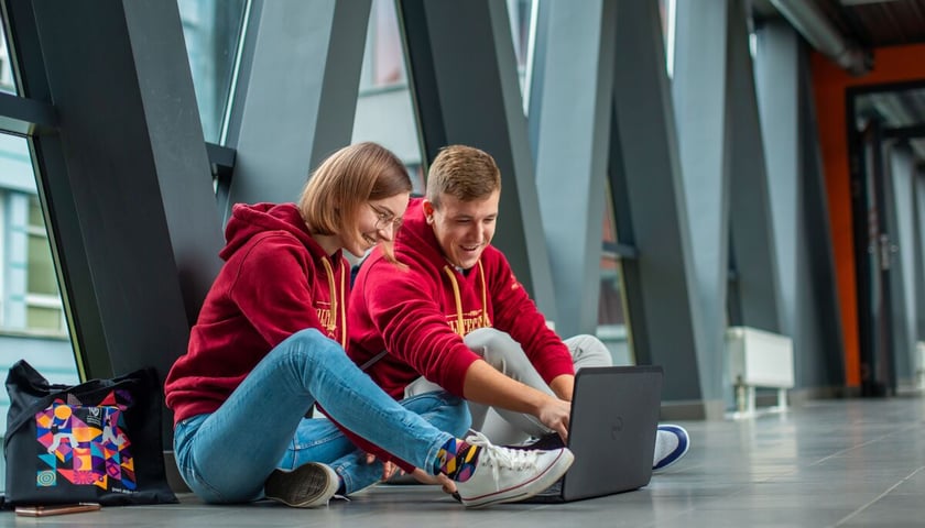 Na zdjęciu dwoje młodych ludzi w bluzach Politechniki Wrocławskiej