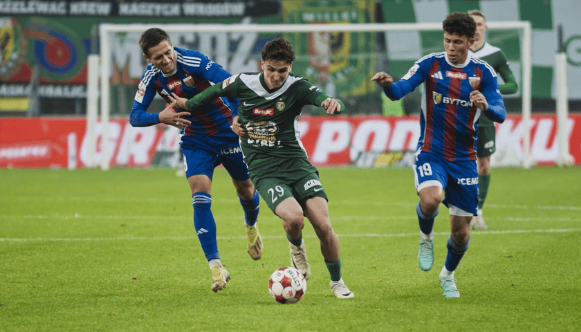Ostatni mecz Śląsk Wrocław - Polonia Bytom na Tarczyński Arena, WKS przegrał 2:3. Na zdjęciu Jakub Jezierski w pojedynku biegowym z piłkarzami Polonii.