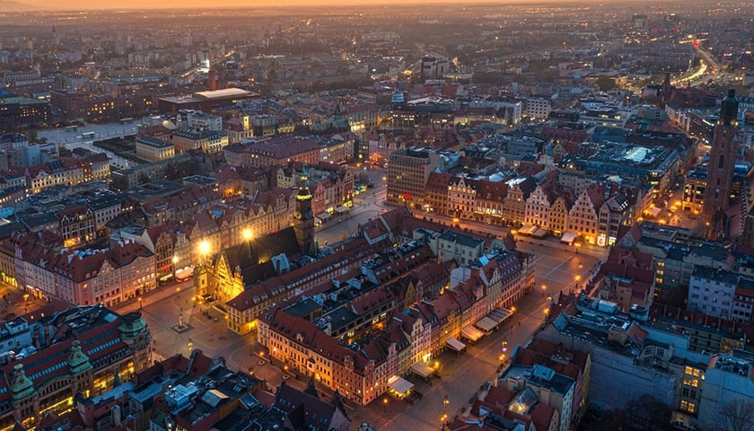 Stare Miasto we Wrocławiu, widok z drona. Zdjęcie ilustracyjne