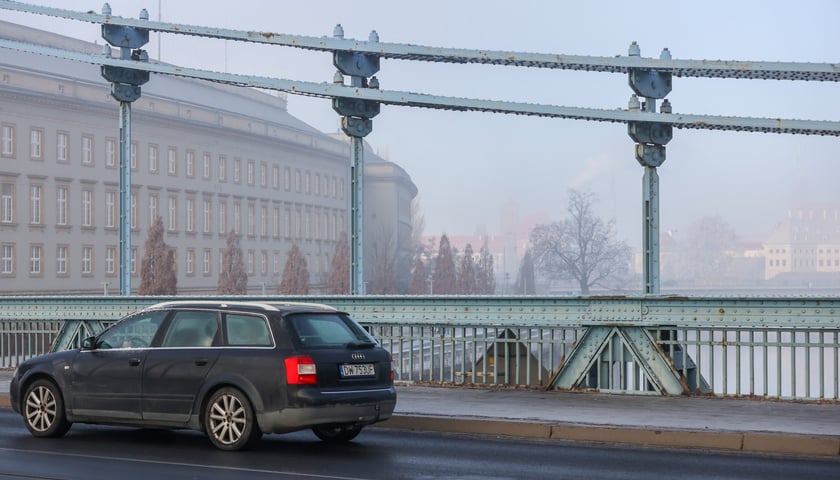 <p>Może być naprawdę ślisko, szczeg&oacute;lnie na drogach dojazdowych do miasta i mostach - polecamy zdjąć nogę z gazu</p>