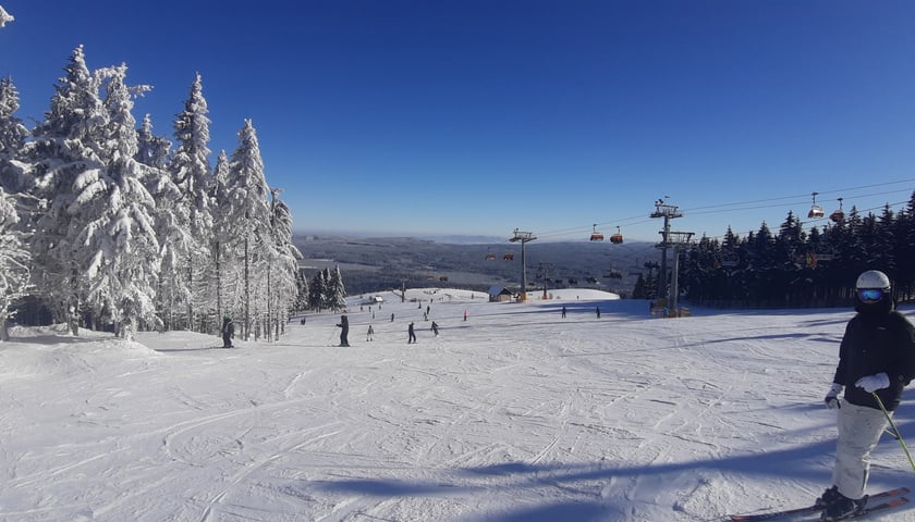 <p>Śnieg w g&oacute;rach nie jak z obrazka - na razie nieduże, miejscowe opady i gł&oacute;wnie umiarkowany oraz porywisty wiatr</p>