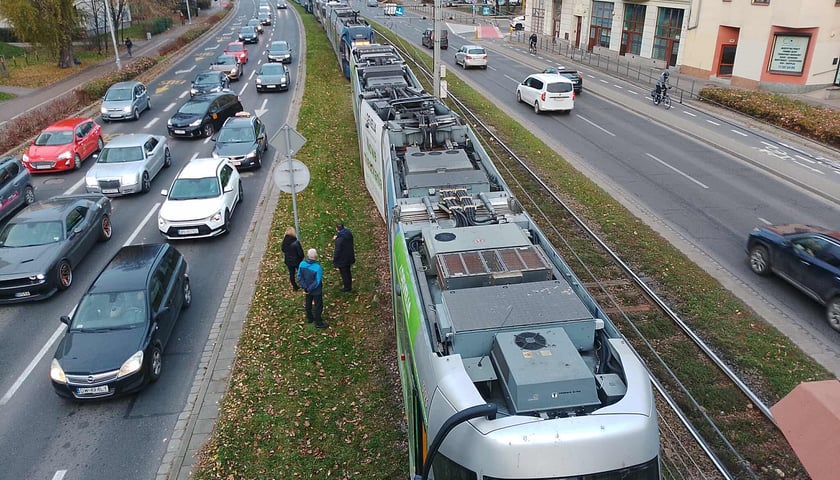 Tramwaj, który wykoleił się na ul. Legnickiej