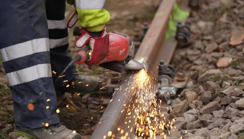 Prace przy naprawie szyn na ul. Legnickiej, 20.11.2025