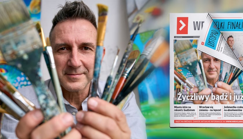 Andrzej Tylkowski, rysownik grafik na Dzień Życzliwości, pokazuje wszystkie swoje pędzle  