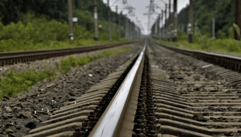 Zdjęcie ilustracyjne: tory kolejowe