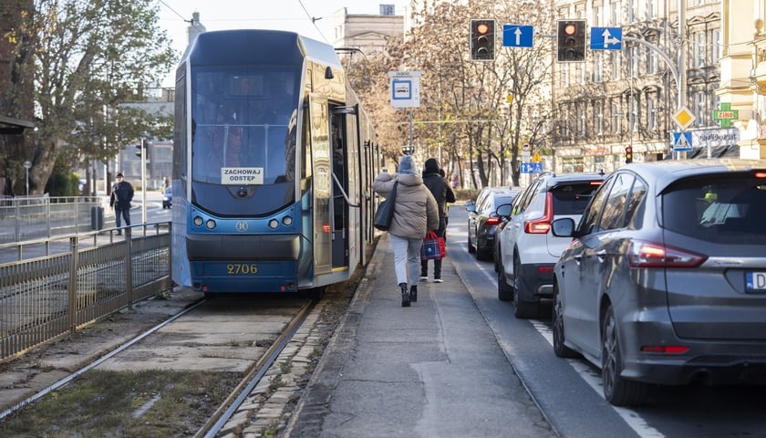Bardzo wąski peron przystankowy na Drobnera zniknie w sobotę 22 listopada. Za półtora roku będzie tu nowoczesny węzeł przesiadkowy 