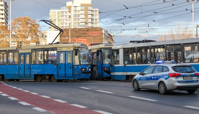 Zderzenie tramwajów na skrzyżowaniu przy pl. Jana Pawła II.
