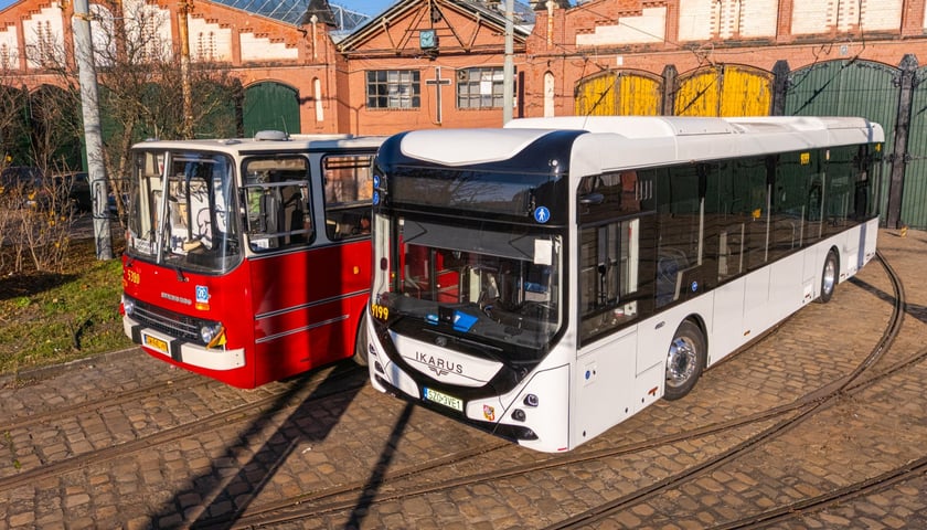 Nowy elektryczny Ikarus i weteran wrocławskiej komunikacji miejskiej odrestaurowany przez KSTM 