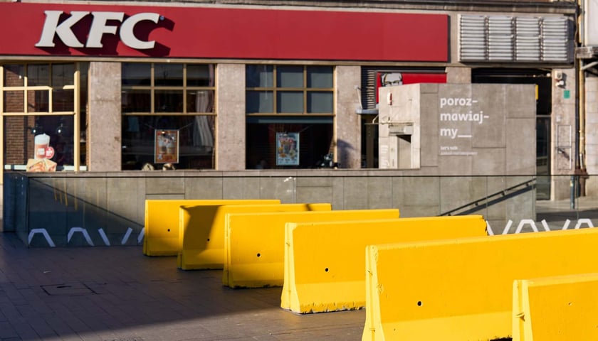 Betonowe zapory pomalowane na żółto na deptaku na ul. Świdnickiej.