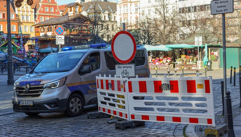 Znak zakazu, bariery i wóz straży miejskiej na placu Solnym, 22 listopada 2025