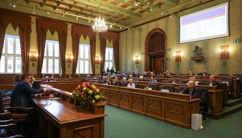 Radni miejscy w sali sesyjnej. XXV sesja Rady Miejskiej Wrocławia.