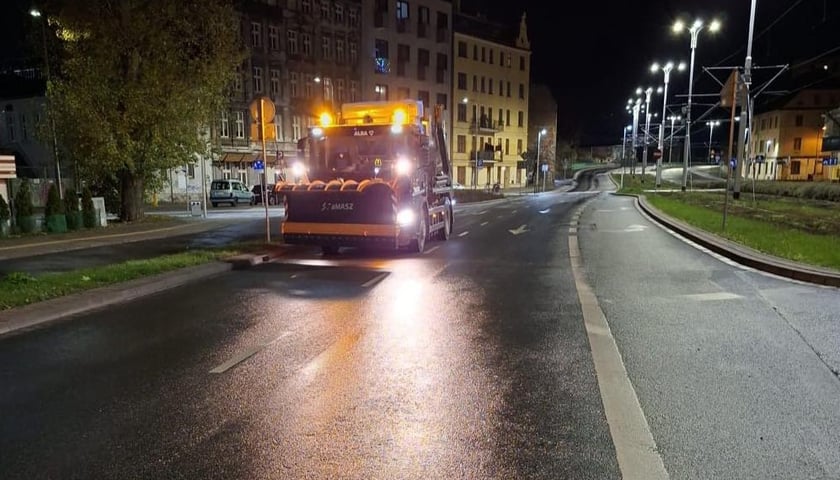 Pługosyparka w akcji - zdjęcie z nocy z 20 na 21 listopada