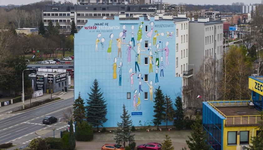 Mural przy ul. Krakowskiej 25/27 projektu Andrzeja Tylkowskiego z okazji 20-lecia Dnia Życzliwości