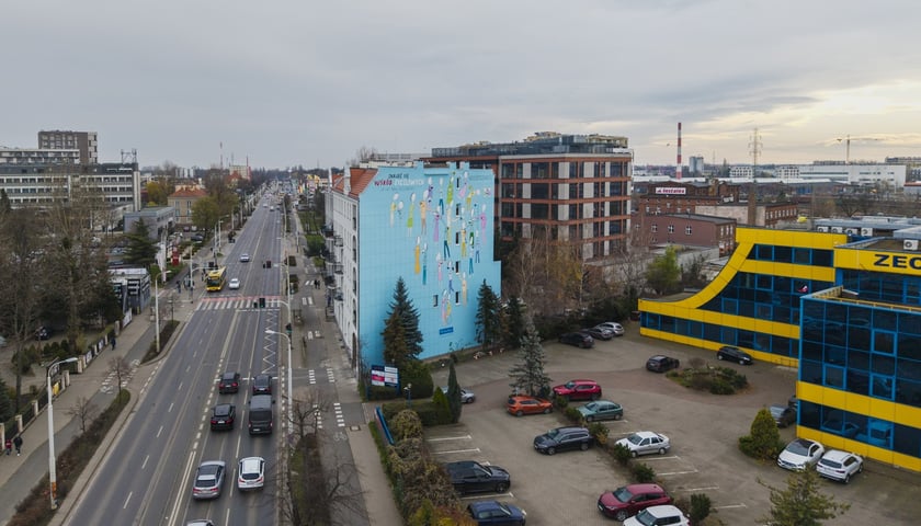 Mural przy ul. Krakowskiej 25/27 projektu Andrzeja Tylkowskiego z okazji 20-lecia Dnia Życzliwości