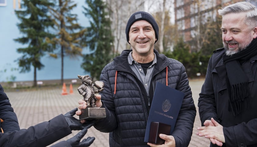 <p>Andrzej Tylkowski, jeden z najbardziej rozpoznawalnych wrocławskich artyst&oacute;w</p>