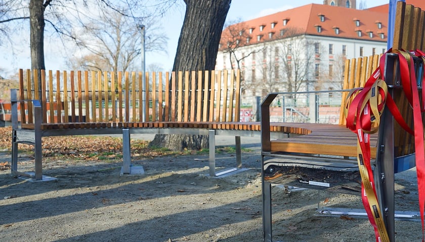 Odsłonięcie Ławeczki Życzliwości na bulwarze Xawerego Dunikowskiego, 21 listopada 2025