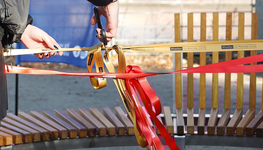 Odsłonięcie Ławeczki Życzliwości na bulwarze Xawerego Dunikowskiego, 21 listopada 2025