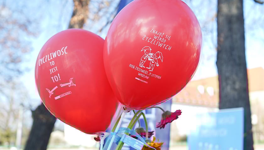 Odsłonięcie Ławeczki Życzliwości na bulwarze Xawerego Dunikowskiego, 21 listopada 2025