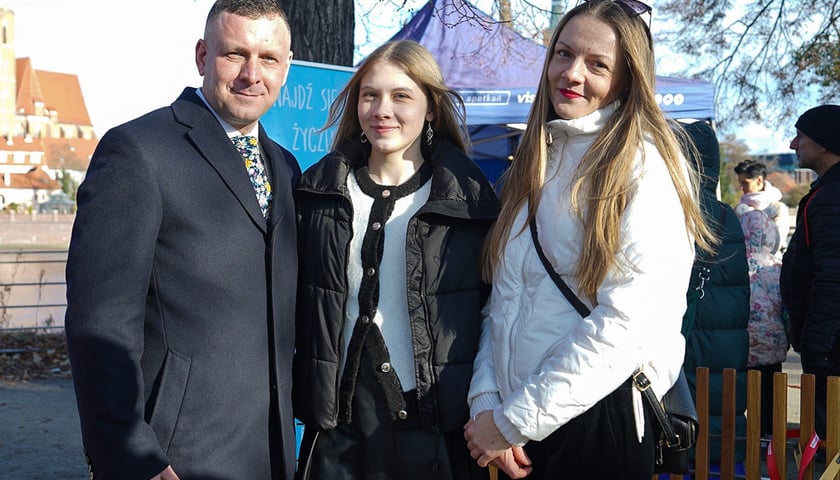 Odsłonięcie Ławeczki Życzliwości na bulwarze Xawerego Dunikowskiego, 21 listopada 2025