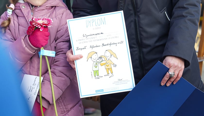 Odsłonięcie Ławeczki Życzliwości na bulwarze Xawerego Dunikowskiego, 21 listopada 2025