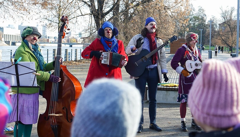 Odsłonięcie Ławeczki Życzliwości na bulwarze Xawerego Dunikowskiego, 21 listopada 2025