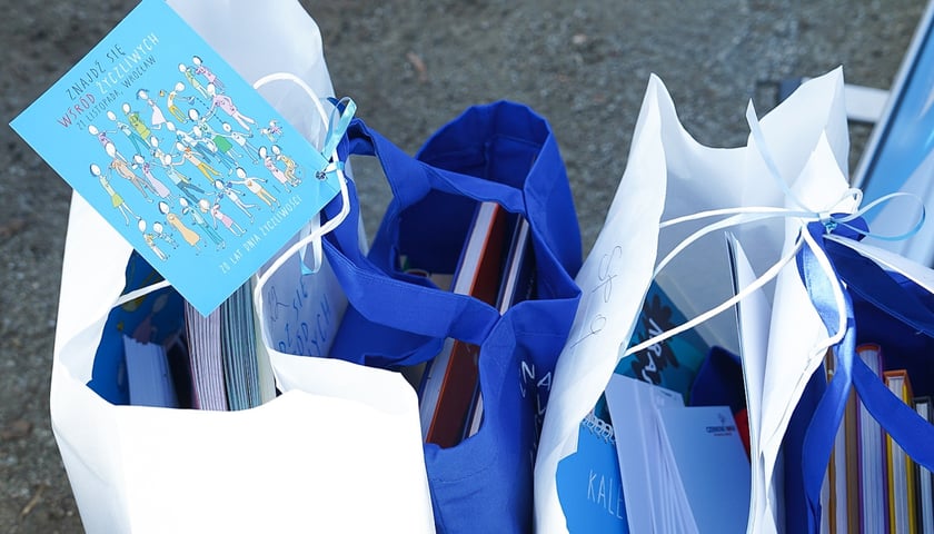 Odsłonięcie Ławeczki Życzliwości na bulwarze Xawerego Dunikowskiego, 21 listopada 2025