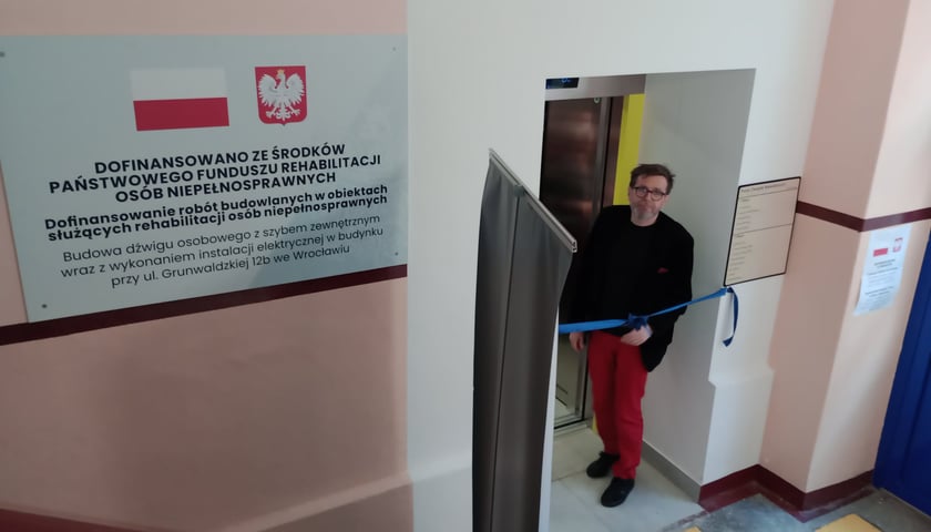 Nowa winda w siedzibie Polskiego Związku Niewidomych przy ul. Grunwaldzkiej 12b