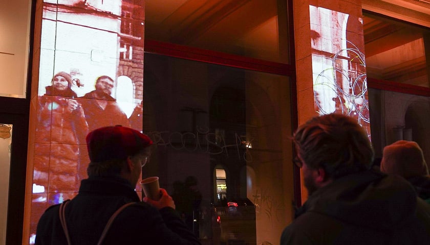 <p>Mini koncert z mappingiem pod Arkadami na Świdnickiej. Były gesty życzliwości, muzyka, mapping</p>