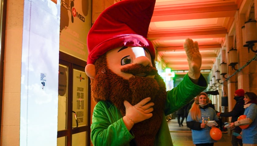 <p>Mini koncert z mappingiem pod Arkadami na Świdnickiej. Były gesty życzliwości, muzyka, mapping</p>