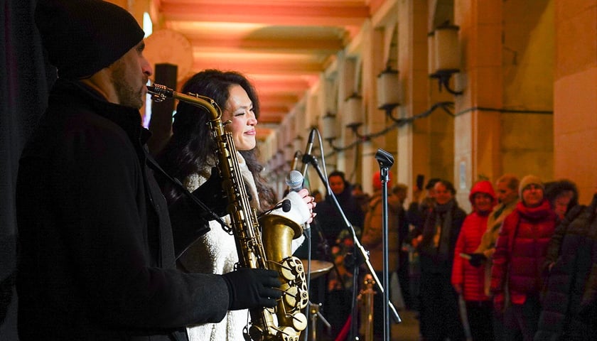 Mini koncert pod Arkadami na Świdnickiej - na pierwszym planie muzycy, w tle publiczność