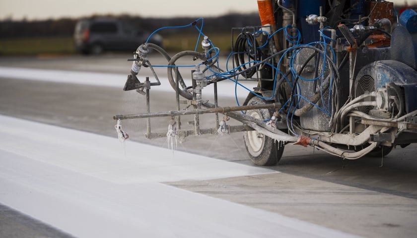 Budowa na wrocławskim lotnisku - powstaje tu m.in droga szybkiego zjazdu, nowa płyta postojowa, płyta do odladzania, droga kołowania o długości 2,5 kilometra